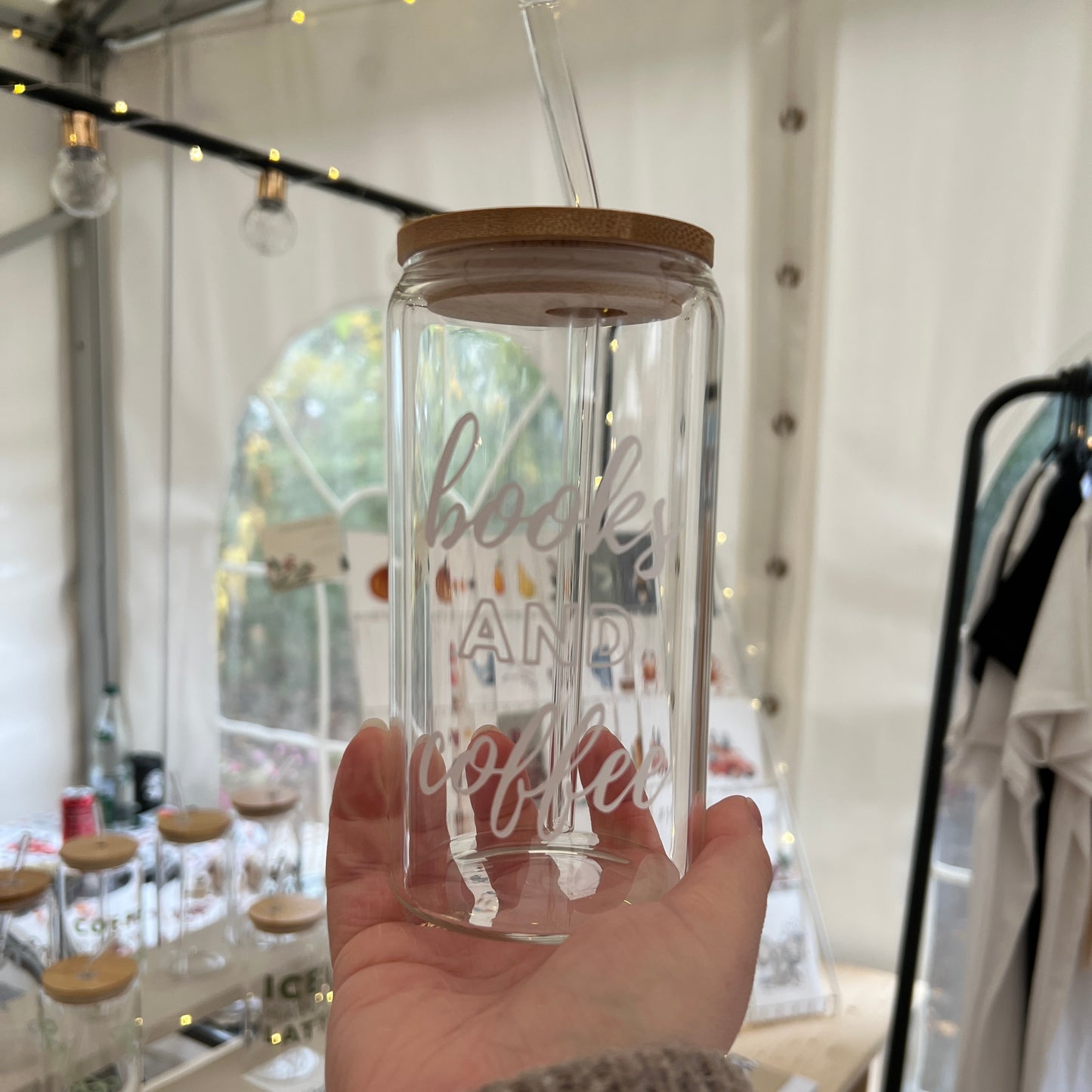 Trinkglas mit Bambusdeckel & Glasstrohhalm – „Books & Coffee“ | Glas für Kaffee, Tee & Lieblingsgetränke