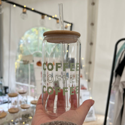 Trinkglas mit Bambusdeckel & Glasstrohhalm – „Coffee Coffee Coffee“ | Glas für Kaffee, Tee & Lieblingsgetränke