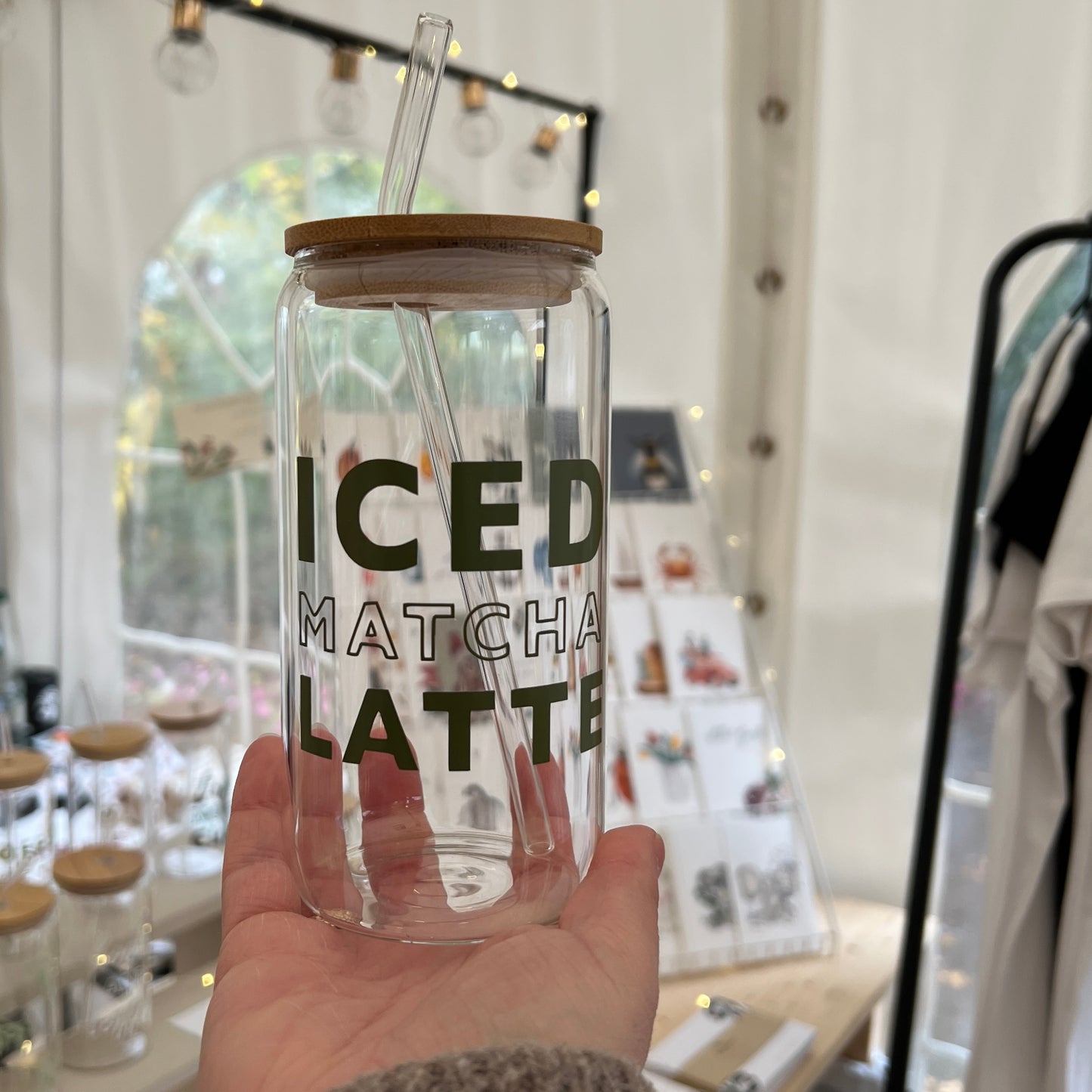 Trinkglas mit Bambusdeckel & Glasstrohhalm – „Iced Matcha Latte“ | Glas für Kaffee, Tee & Lieblingsgetränke