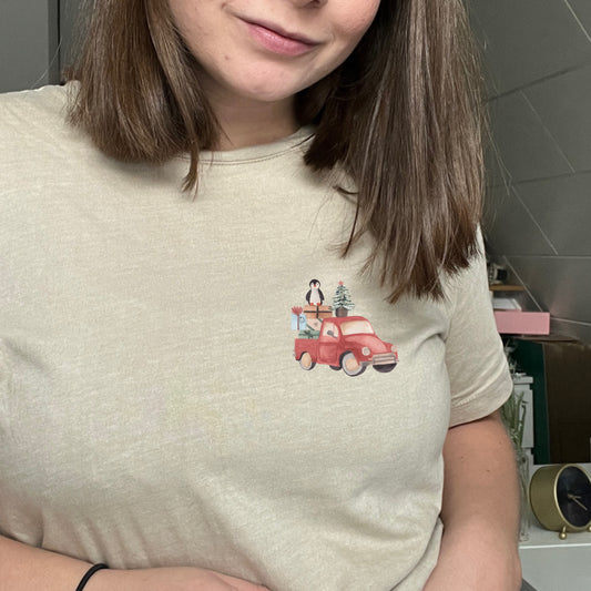 Bügelbild DFT Folie - Weihnachtsauto rot mi Geschenken und Tannenbaum sowie Pinguin