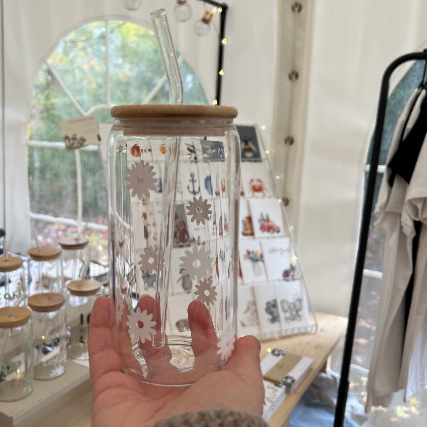 Trinkglas mit Bambusdeckel & Glasstrohhalm – „Gänseblümchen“ | Glas für Kaffee, Tee & Lieblingsgetränke