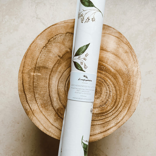 Geschenkpapier-Bogen in der Größe 50x70cm (aufgerollt) mit grünen Pflanzenelementen.