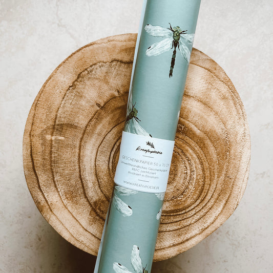 Geschenkpapier-Bogen in der Größe 50x70cm (aufgerollt) mit vielen kleinen Libellen