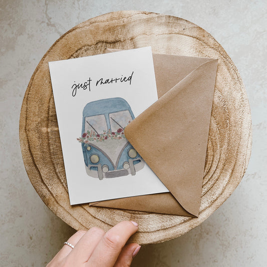 Klappkarte mit Bulli, um die Fenster eine Rosengirlande. Lettering: ,,just married''.