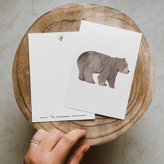 Postkarte DIN A6 im Hochformat. Seitlich abgebildeter brauner Bär.