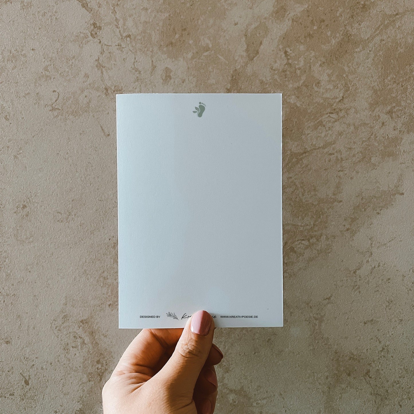 Rückseite der Postkarte mit Logo und Webadresse ganz unten. Sowie mein selbst kreiertes Nachhaltigkeitslogo.