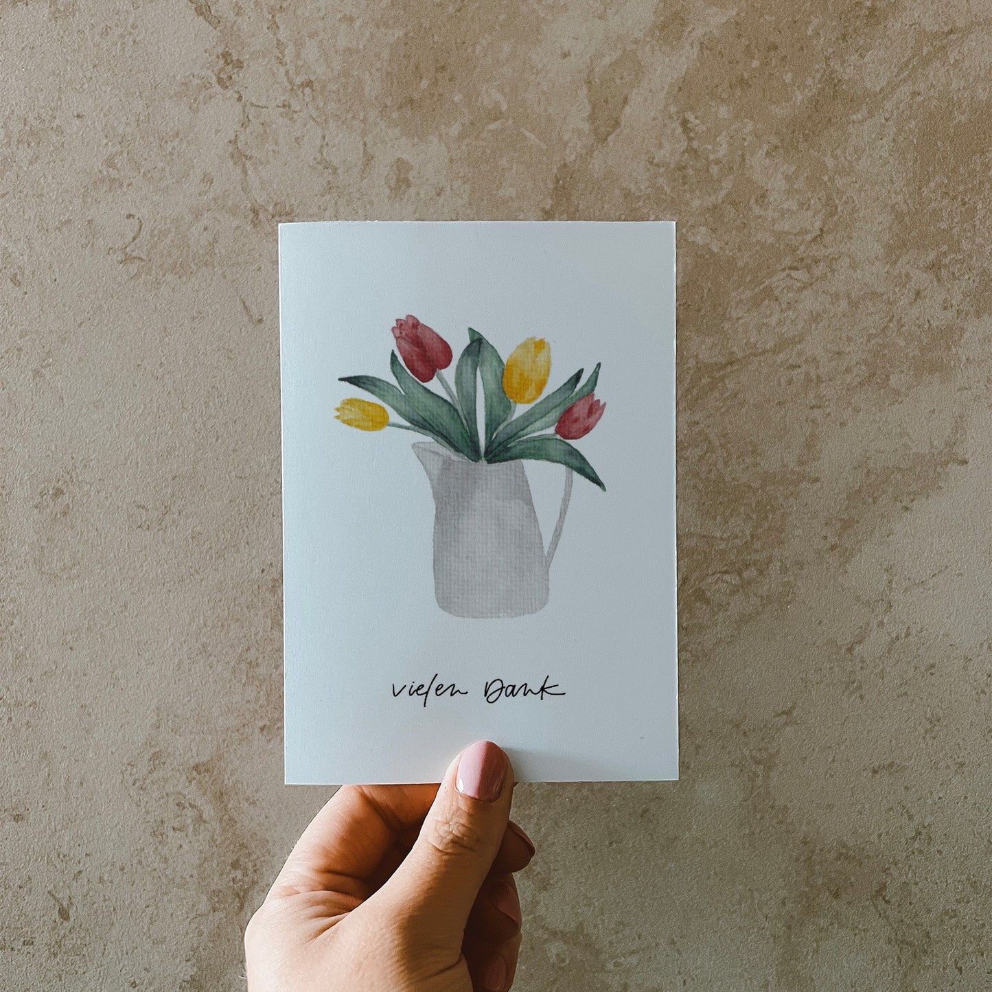 Aquarell-Postkarte DIN A6, Hochformat, Recyclingpapier, gedruckt in Deutschland. Gelbe uns rote Tulpen in einer grau-weißen Kanne. Text: ,,vielen Dank''.