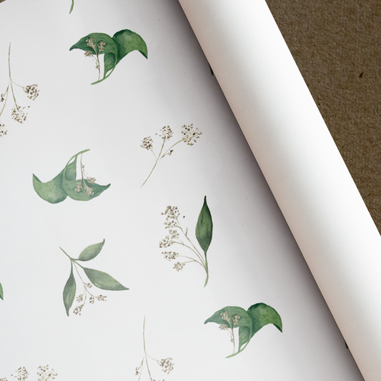 Geschenkpapier-Bogen in der Größe 50x70cm mit grünen Pflanzenelementen.