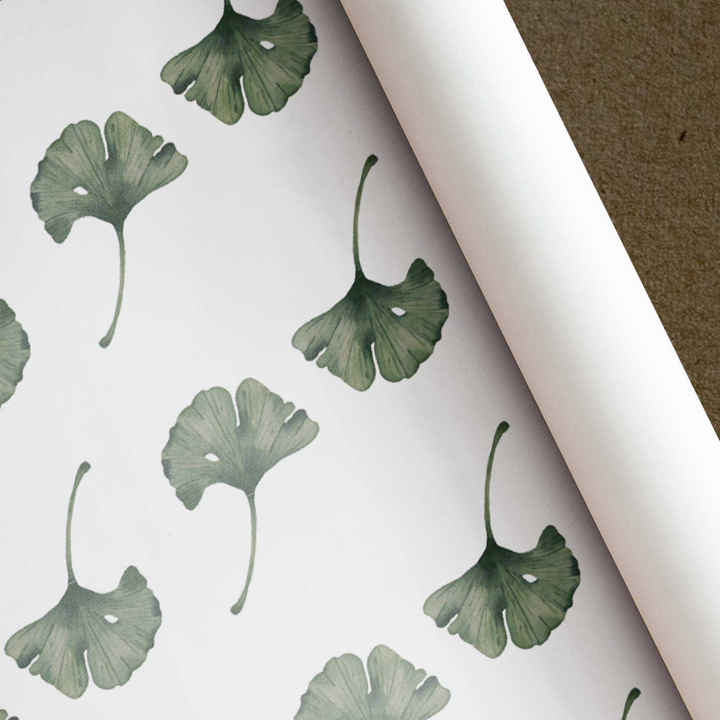 Geschenkpapier-Bogen in der Größe 50x70cm. Der Hintergrund ist weiß, auf ihm befinden sich ganz viele Ginkgoblätter.