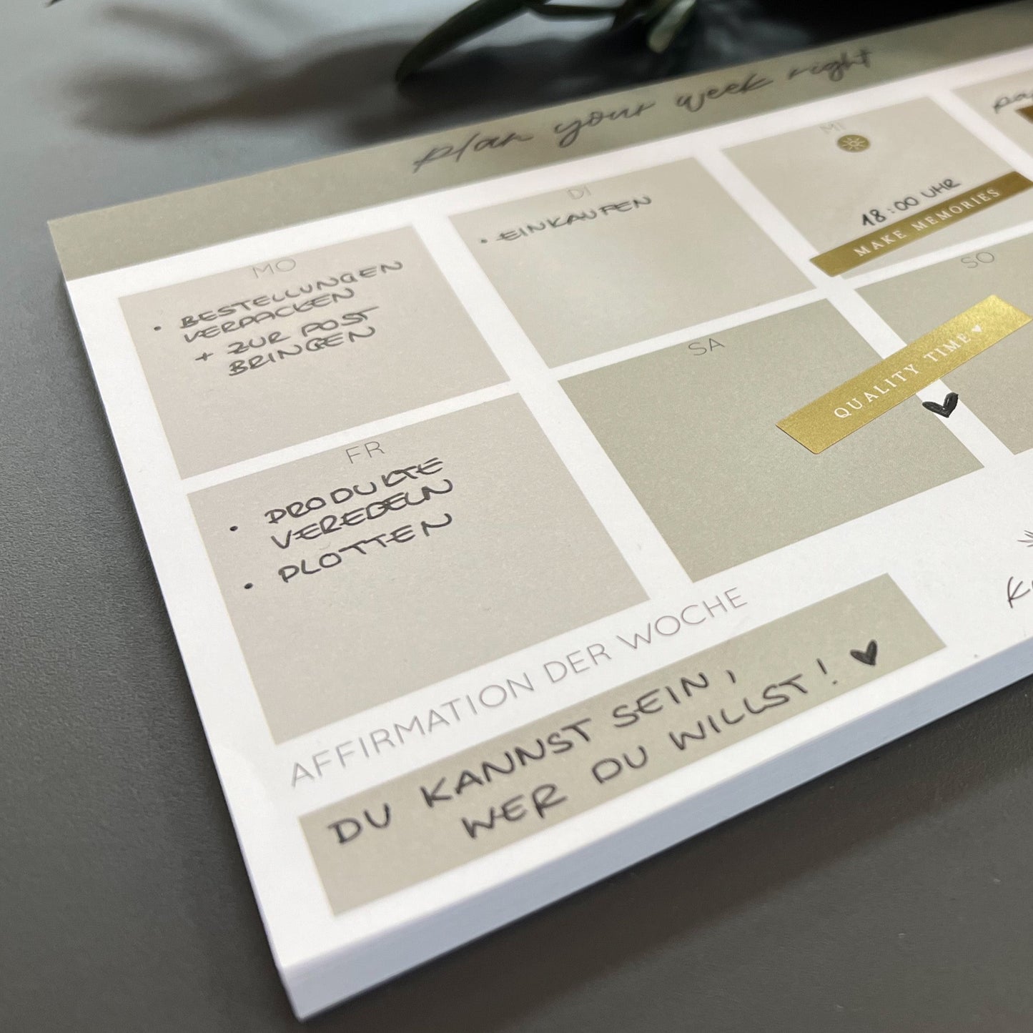 Notizblock DIN A5 Wochenplaner, quer mit mit grünen Pflanzenelementen in de Ecke. Lettering: ,,plan your week right''.