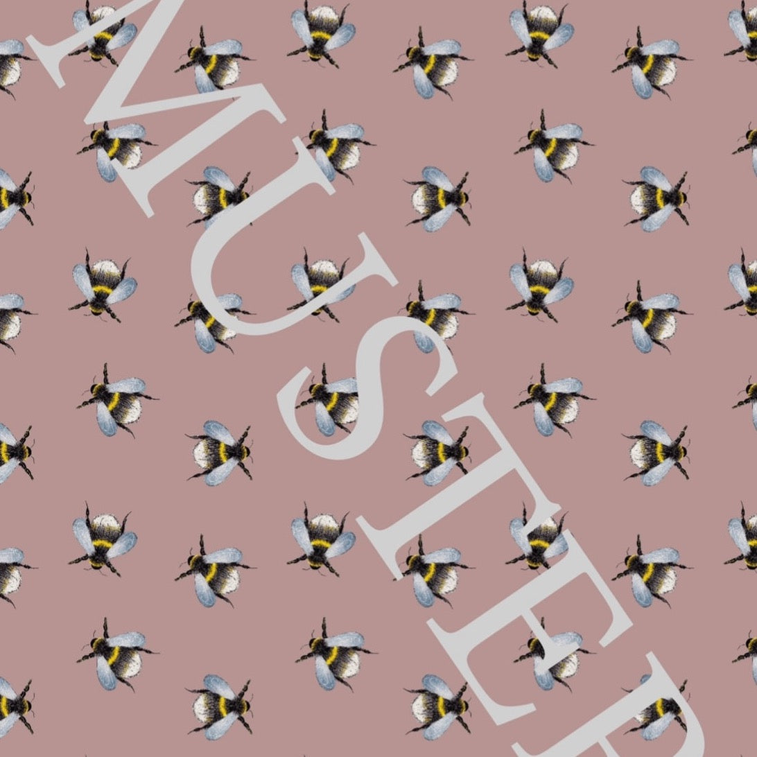 Geschenkpapierbogen in der Größe 50x70cm. Der Hintergrund ist altrosa mit vielen Hummeln.