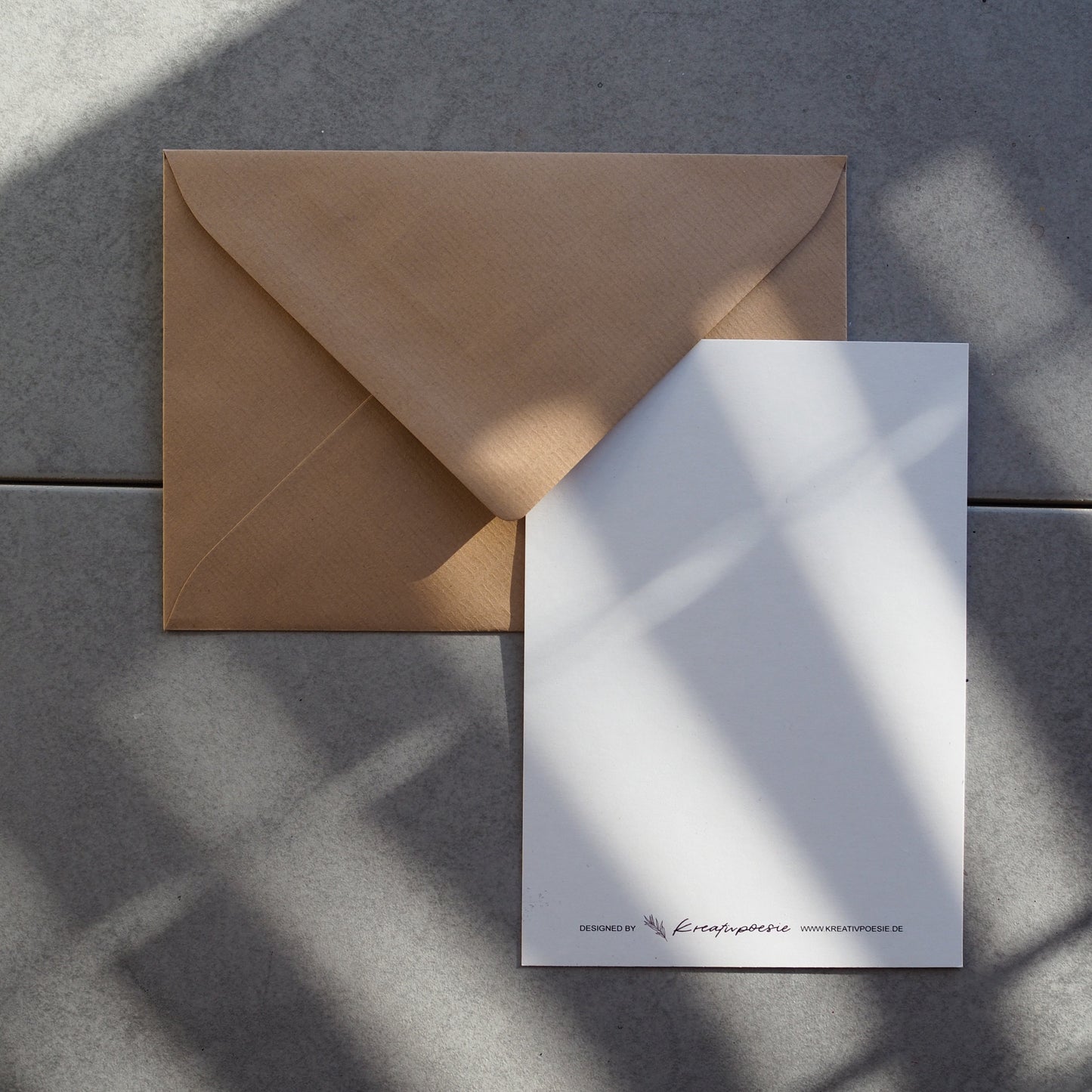 Rückseite der Postkarte mit Logo und Webadresse ganz unten.
