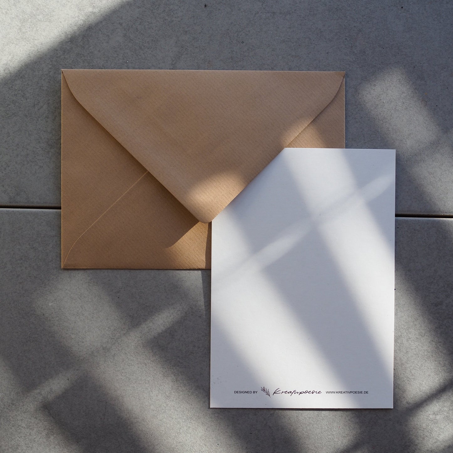 Weiße Postkartenrückseite mit Logo unten auf der Postkarte.