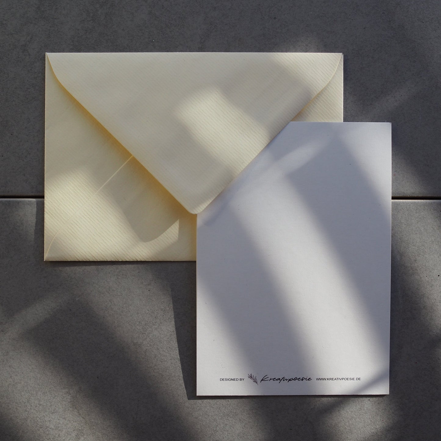 Postkarte im Hochformat. Rückseite der Karte vollständig weiß. Ganz unten auf der Karte befindet sich in schwarz der Schriftzug ,,designed by kreativpoesie'' mit Logo, sowie die Webadresse.
