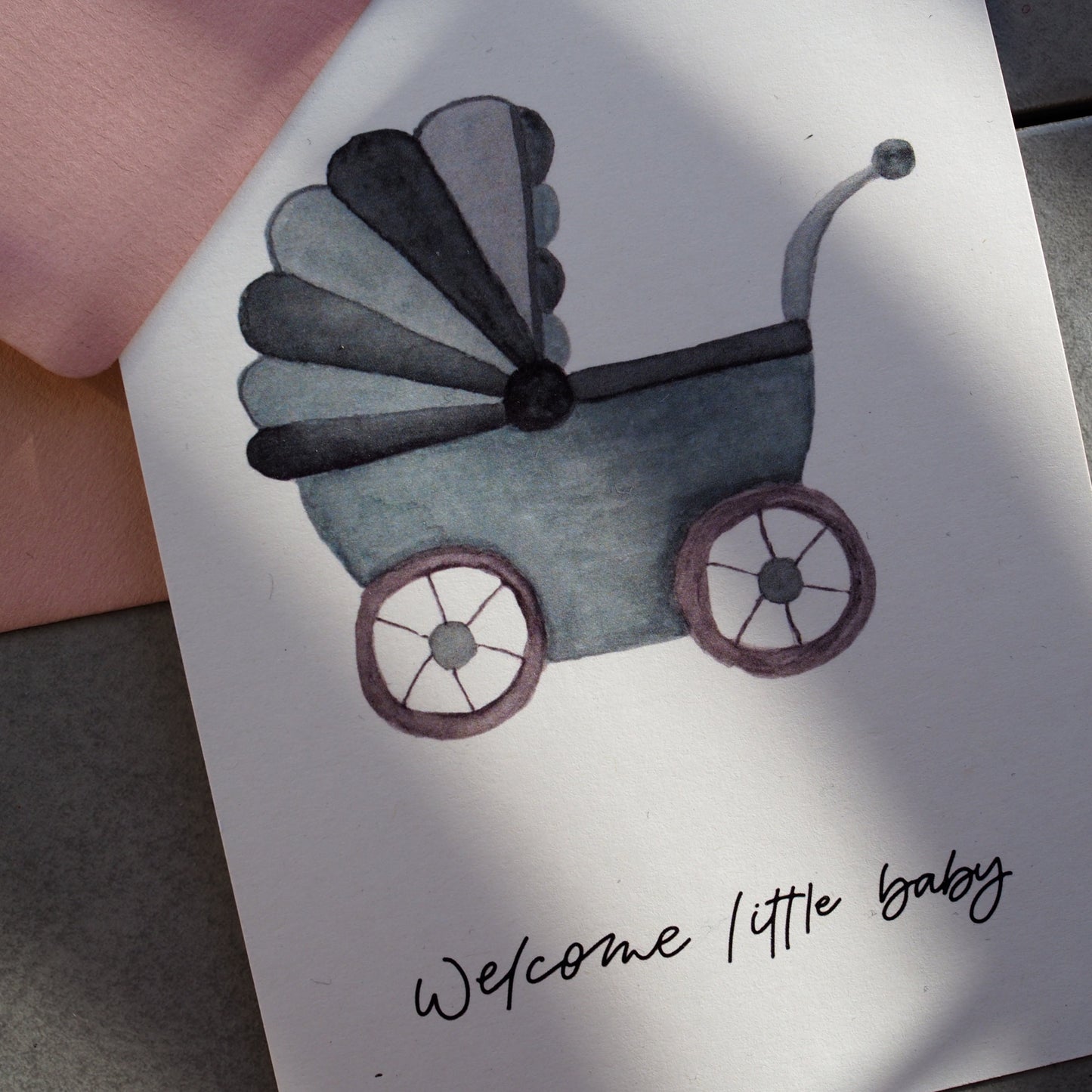 Sage farbender Kinderwagen mit Schriftzug ,,welcome little baby''. Nahansicht.Postkarte DIN A6, Hochformat, Recyclingpapier, gedruckt in Deutschland. Sage/mint farbender Kinderwagen mit Schriftzug ,,welcome little baby''Postkarte DIN A6, Hochformat, Recyclingpapier, gedruckt in Deutschland. Sage/mint farbender Kinderwagen mit Schriftzug ,,welcome little baby''. Nahansicht