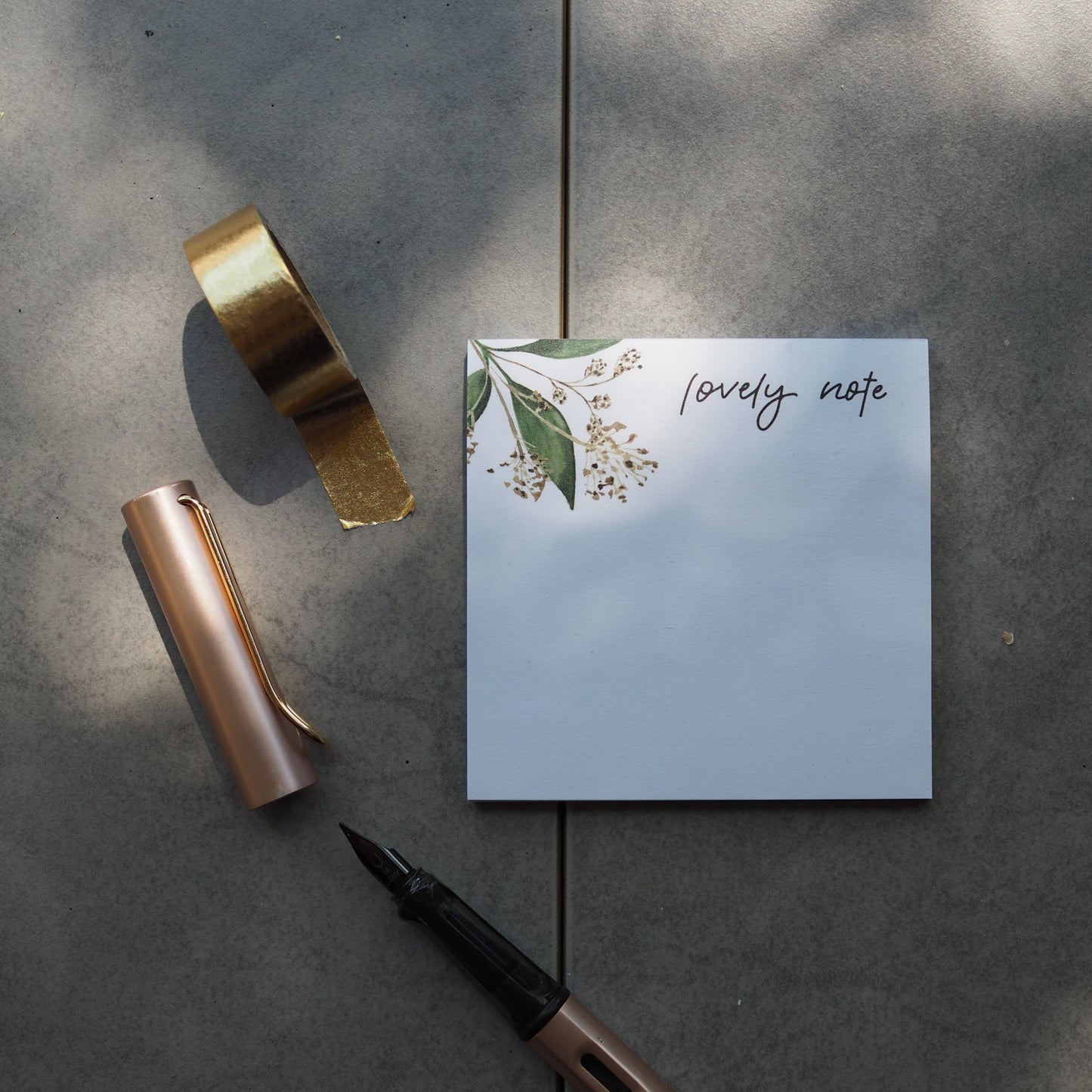 Notizblock 90x90mm mit grünen Pflanzenelementen in de Ecke. Text: ,,lovely note''.Notizblock 90x90mm mit grünen Pflanzenelementen in de Ecke. Lettering: ,,lovely note''.