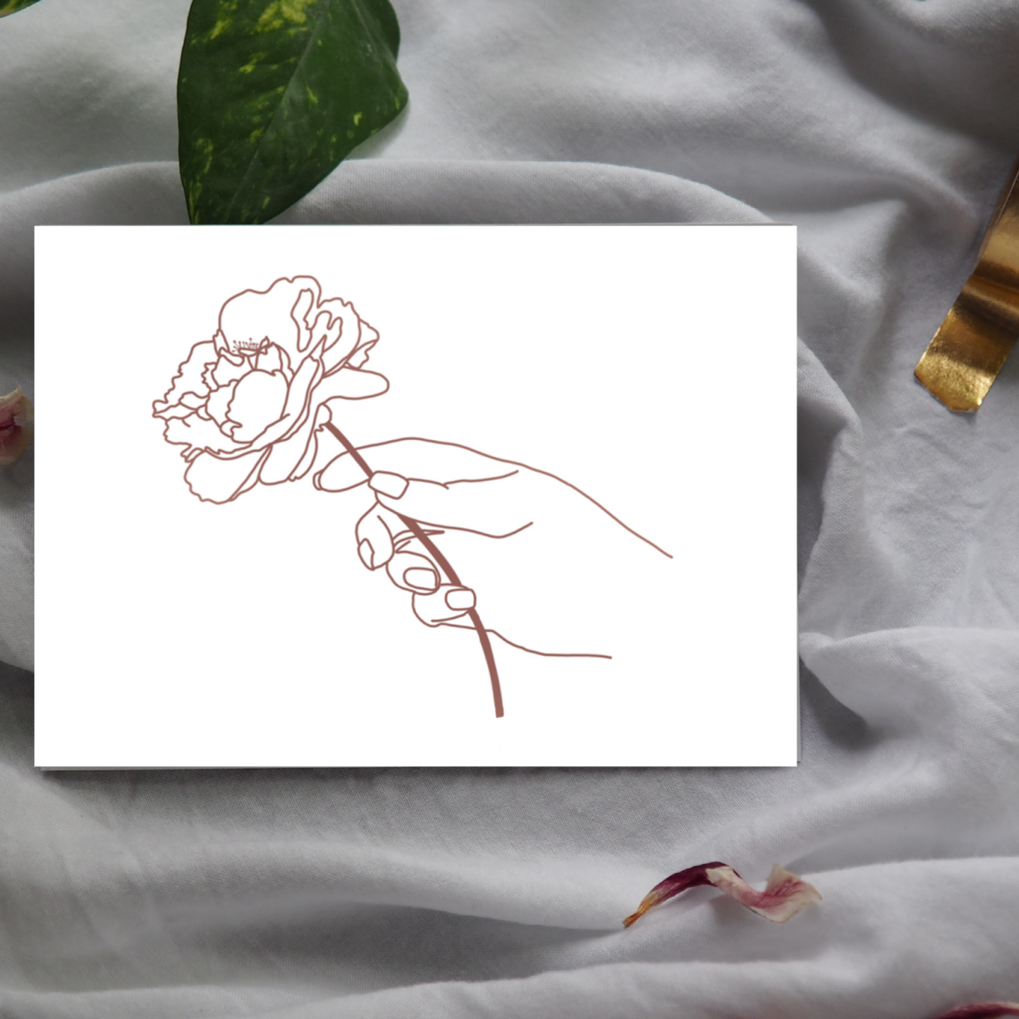 Postkarte, Lineart in rosa. Hand, die eine Pfingstrose hält. Gedruckt auf Recyclingpapier in Deutschland.