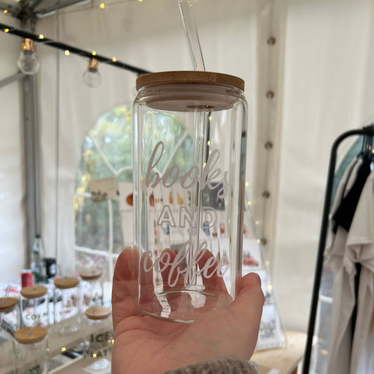 Trinkglas mit Bambusdeckel & Glasstrohhalm – „Books & Coffee“ | Glas für Kaffee, Tee & Lieblingsgetränke