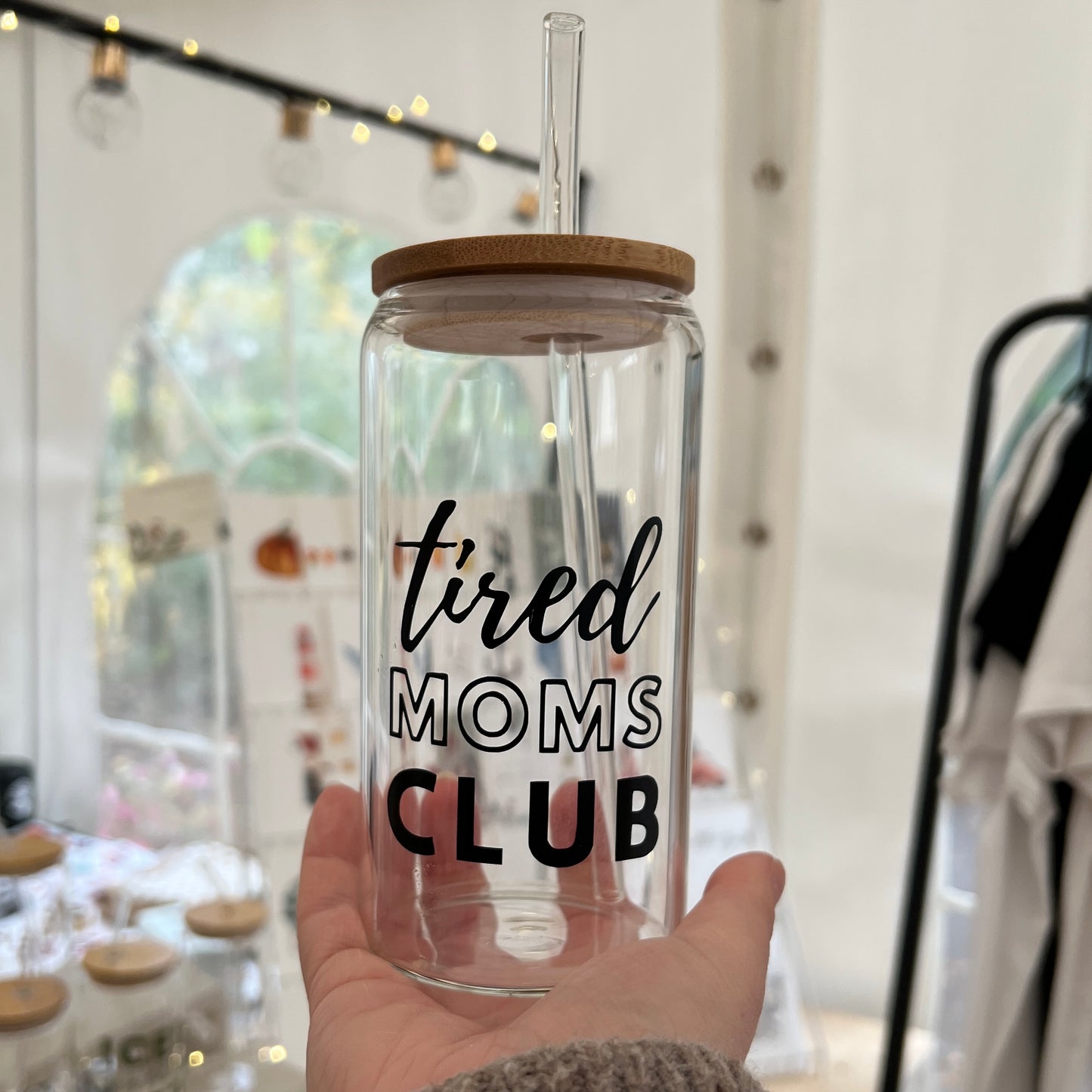 Trinkglas mit Bambusdeckel & Glasstrohhalm – „Tired Moms Club“ | Glas für Kaffee, Tee & Lieblingsgetränke