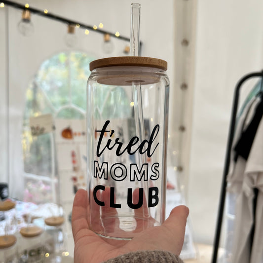 Trinkglas mit Bambusdeckel & Glasstrohhalm – „Tired Moms Club“ | Glas für Kaffee, Tee & Lieblingsgetränke