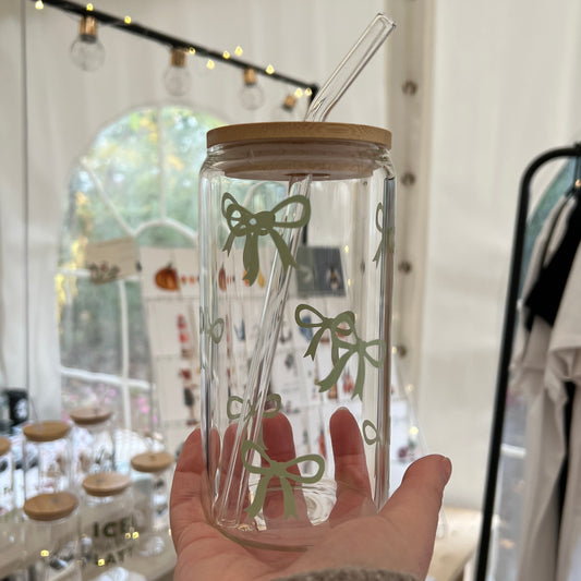 Trinkglas mit Bambusdeckel & Glasstrohhalm – „Schleifen“ | Glas für Kaffee, Tee & Lieblingsgetränke