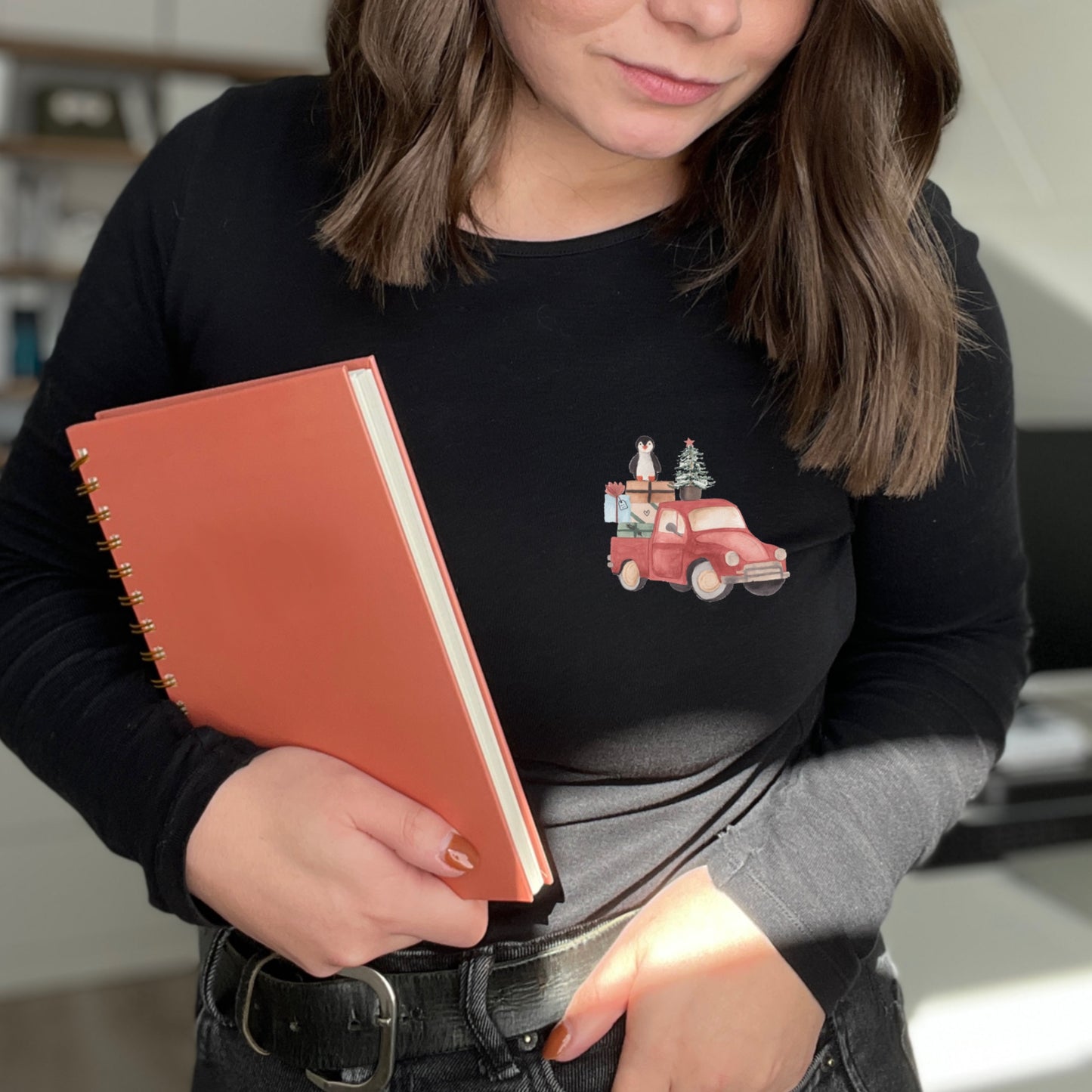 Bügelbild DFT Folie - Weihnachtsauto rot mi Geschenken und Tannenbaum sowie Pinguin