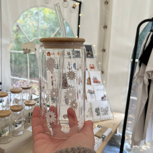 Trinkglas mit Bambusdeckel & Glasstrohhalm – „Gänseblümchen“ | Glas für Kaffee, Tee & Lieblingsgetränke