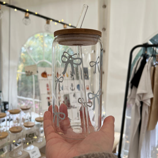 Trinkglas mit Bambusdeckel & Glasstrohhalm – „Schleifen“ | Glas für Kaffee, Tee & Lieblingsgetränke