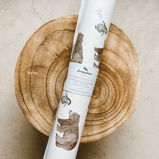 Geschenkpapier-Bogen in der Größe 50x70cm (aufgerollt) mit kleinen Tieren drauf (Bär, Pinguin und Küken)