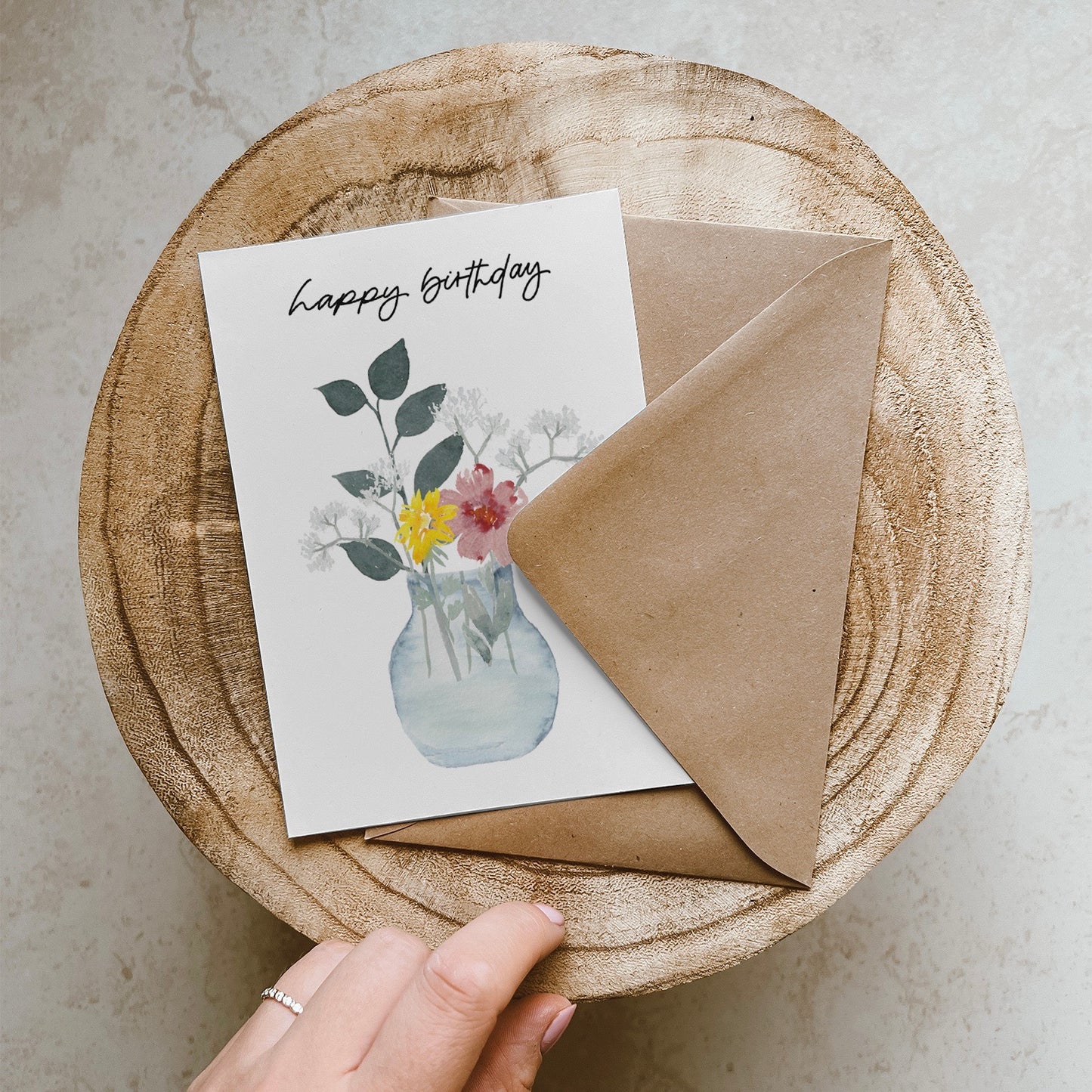 Klappkarte mit buntem Blumenstrauß in durchsichtiger Vase. Lettering: ,,happy birthday''.