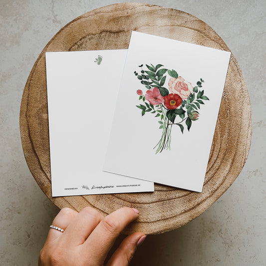 Postkarte im Hochformat. Anlass: Geburtstag, Hochzeit, Glückwunsch, Liebe, Freundschaft, Danke. Auf der Postkarte befindet sich ein großer Blumenstrauß, welcher in den Farben rot und rosa, sowie grün gehalten ist. Er befindet sich zentriert auf der Karte und füllt diese gut aus.