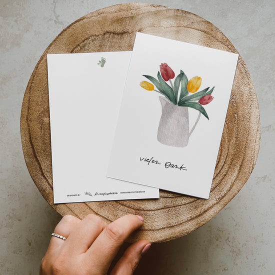 Aquarell-Postkarte DIN A6, Hochformat, Recyclingpapier, gedruckt in Deutschland. Gelbe uns rote Tulpen in einer grau-weißen Kanne. Text: ,,vielen Dank''.