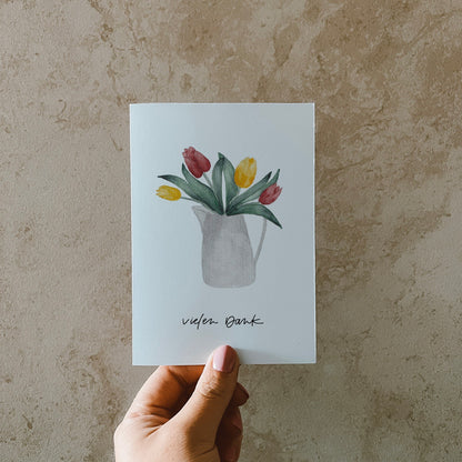 Aquarell-Postkarte DIN A6, Hochformat, Recyclingpapier, gedruckt in Deutschland. Gelbe uns rote Tulpen in einer grau-weißen Kanne. Text: ,,vielen Dank''. 
