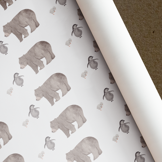Geschenkpapier-Bogen in der Größe 50x70cm mit kleinen Tieren drauf (Bär, Pinguin und Küken)