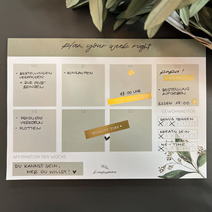 Notizblock DIN A5 Wochenplaner, quer mit mit grünen Pflanzenelementen in de Ecke. Lettering: ,,plan your week right''.