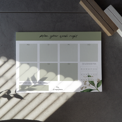 Notizblock DIN A5 Wochenplaner, quer mit mit grünen Pflanzenelementen in de Ecke. Lettering: ,,plan your week right''.