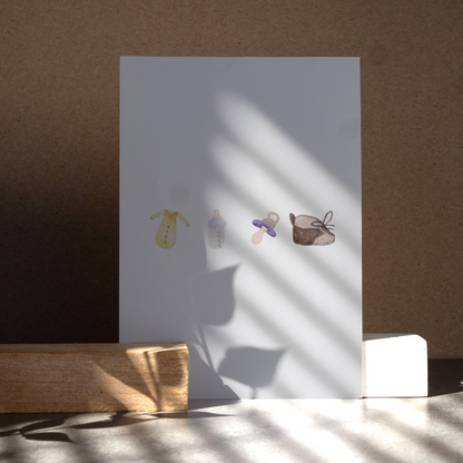 Postkarte im Hochformat. Anlass: Baby, Geburt, Zwillinge, Babyparty, Glückwunsch. Auf der Karte befinden sich vier typische Baby Gegenstände, welche alle mittig von links nach rechts angeordnet sind. Ganz links befindet sich ein gelber Babybody. Daneben eine Milchflasche mit hellblauem Verschluss. Danach kommt ein lilaner Schnuller und ganz rechts befindet sich ein brauner Schnürschuh. Die Karte bietet oben und unten genug Platz für Texte.
