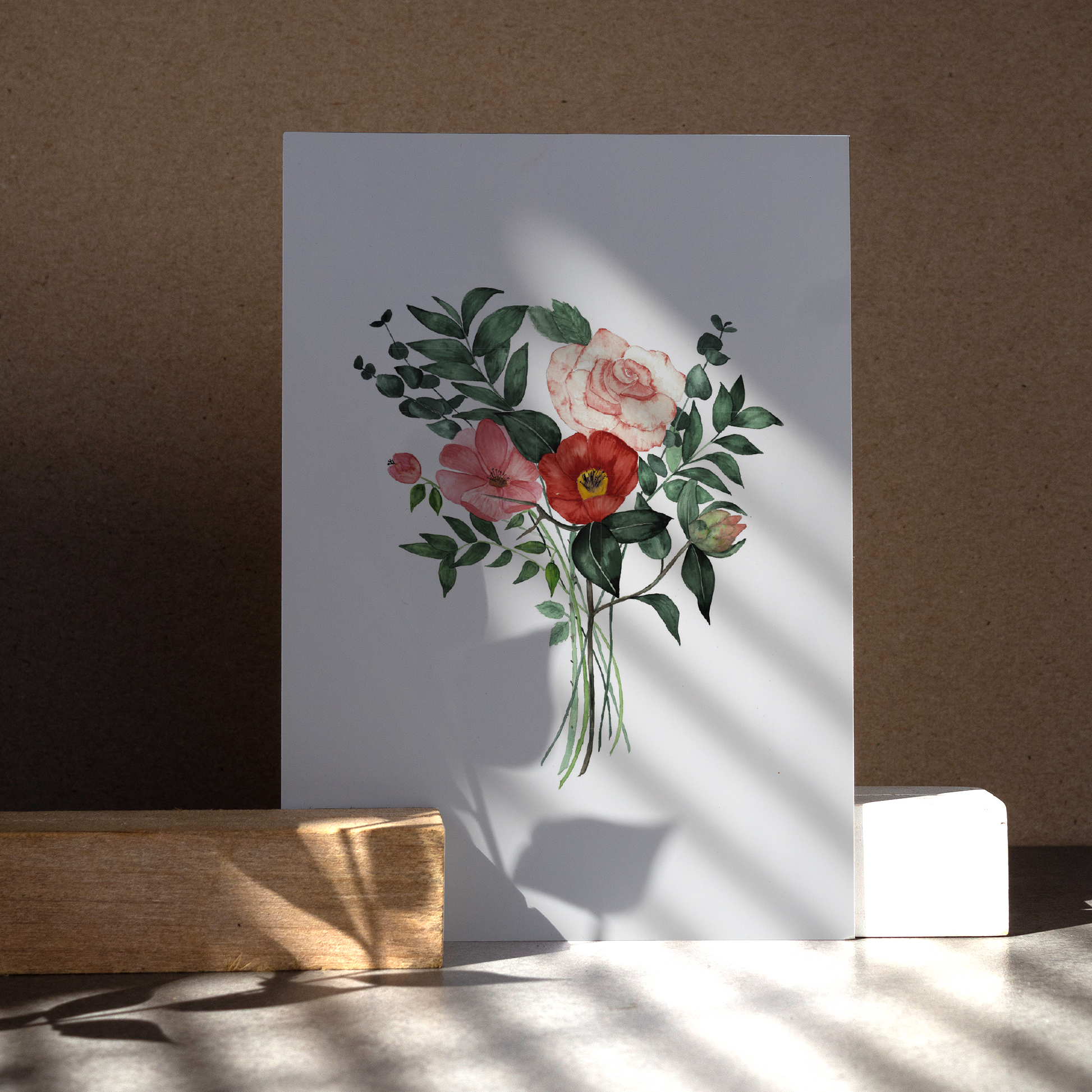 Postkarte im Hochformat. Anlass: Geburtstag, Hochzeit, Glückwunsch, Liebe, Freundschaft, Danke. Auf der Postkarte befindet sich ein großer Blumenstrauß, welcher in den Farben rot und rosa, sowie grün gehalten ist. Er befindet sich zentriert auf der Karte und füllt diese gut aus.