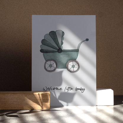 Postkarte DIN A6, Hochformat, Recyclingpapier, gedruckt in Deutschland. Sage/mint farbender Kinderwagen mit Schriftzug ,,welcome little baby''Postkarte DIN A6, Hochformat, Recyclingpapier, gedruckt in Deutschland. Sage/mint farbender Kinderwagen mit Schriftzug ,,welcome little baby''