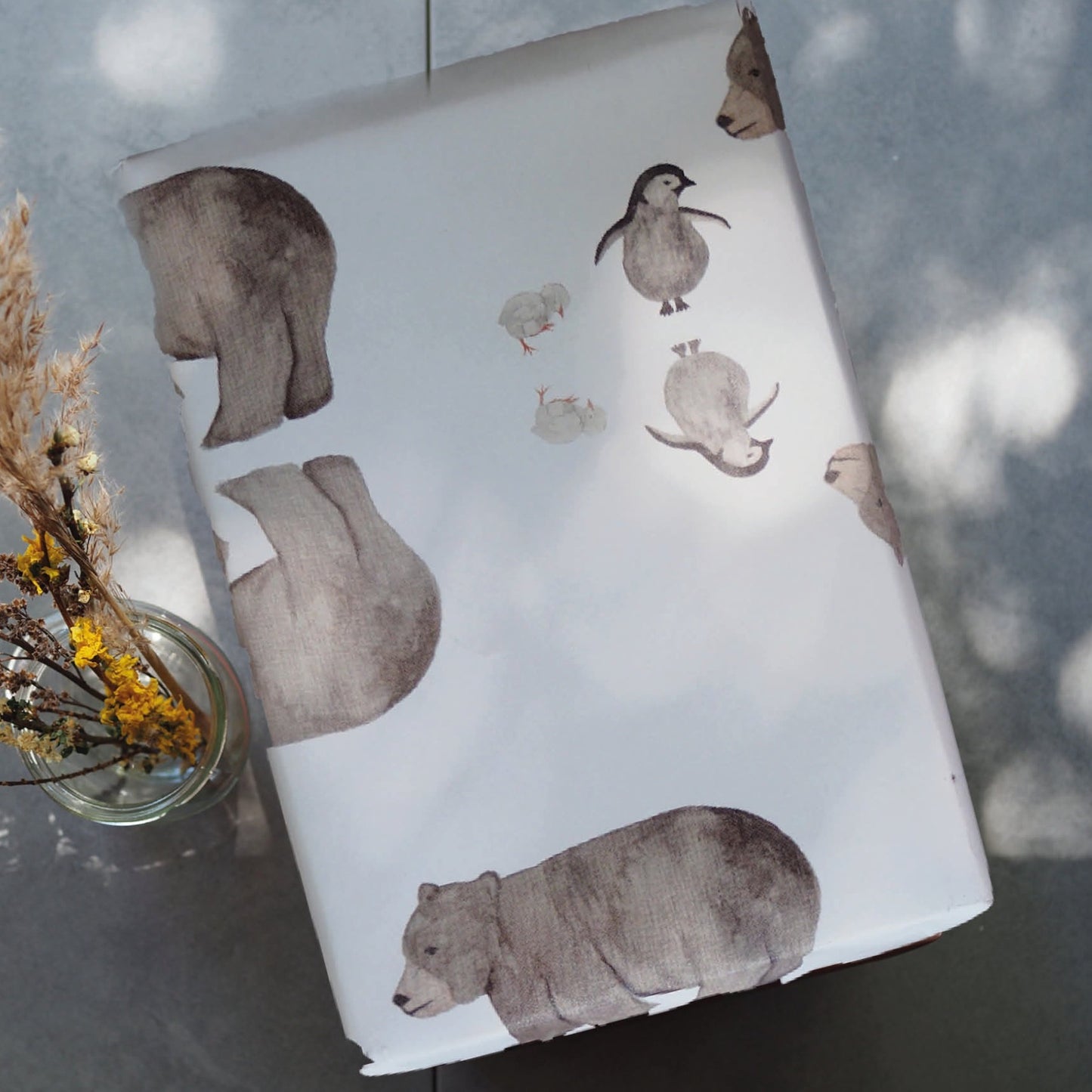 Geschenkpapierbogen in der Größe 50x70cm mit kleinen Tieren drauf (Bär, Pinguin und Küken)